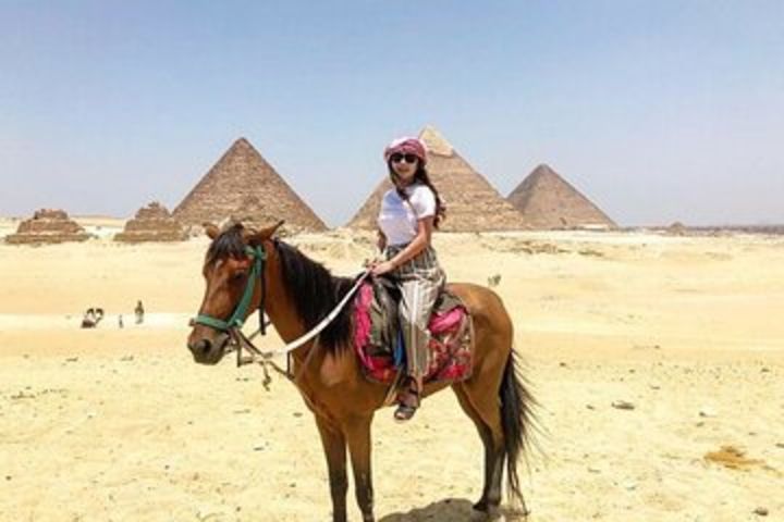 Female Guided Pyramids, Museum & Bazaar Private Tour image
