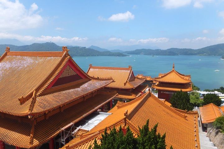 One-day Sun Moon Lake Tour Package image