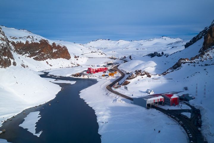 Experiencia Laguna del Maule: Nieve y Vistas Volcánicas image
