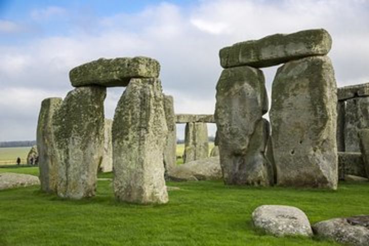 Small-Group Bath & Stonehenge Tour with a Cotswolds Village (From London) image