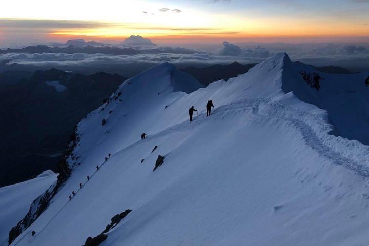 HUAYNA POTOSI. MOUNTAIN TREK. 3 DAYS 2NIGHTS. 6090m image