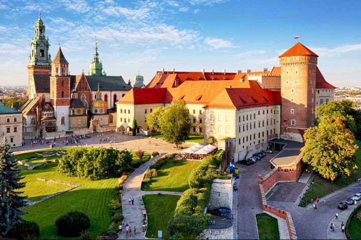 Wawel: Visita Guidata agli Appartamenti Reali in Inglese image