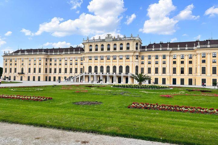 Schönbrunn Palace and Garden Tour image