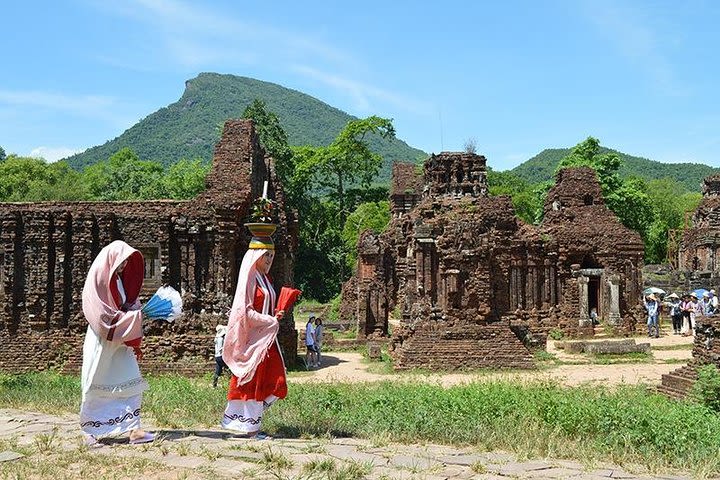 My Son early morning tour with Vietnamese lunch image