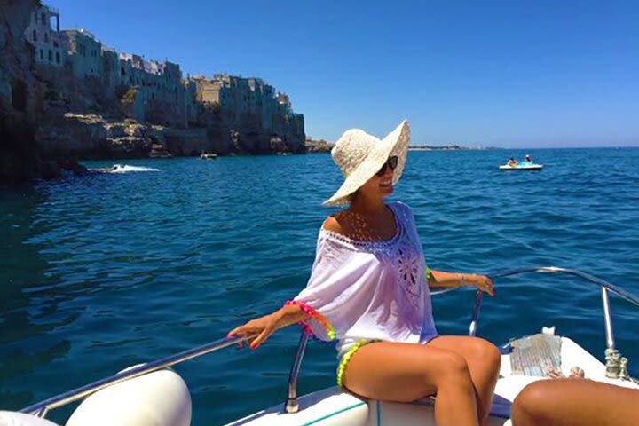 POLIGNANO BY BOAT: amazing sea caves and free drinks! image