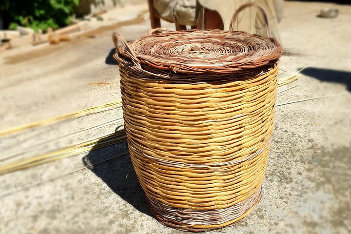 Build a typical Sardinian basket with your hands image