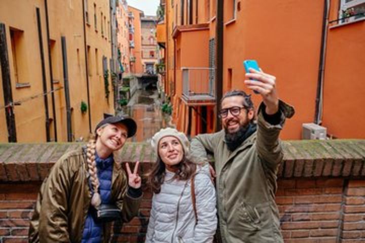 Private City Kickstart Tour: Bologna image