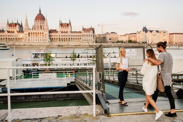 Budapest: Night Cruise with Welcome Drink & Audio Guide image