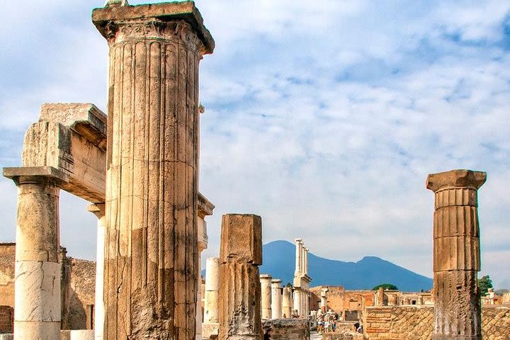 Discovering Pompeii with a Blue Badge Tour Guide image