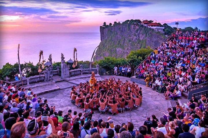 Tour in Bali in Spanish to the sunset temple of Uluwatu image