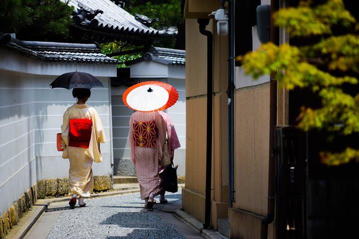 Learn about Shintoism, Buddhism and Geisha culture : Kyoto Kitano Walking Tour image