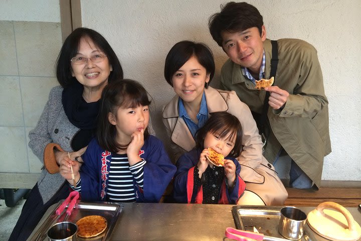 Senbei hand-baked experience and souvenirs in the Soka Senbei garden image