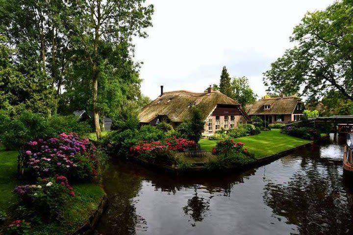 Giethoorn and Zaanse Schans Small-Group Day Tour image