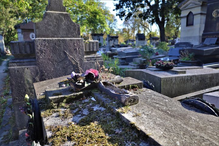 Famous Graves of Paris Tour at Père Lachaise Cemetery image