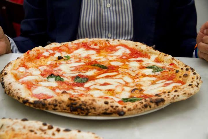 Private transfer from Naples to Sorrento with stop to taste the authentic Neapolitan Pizza image