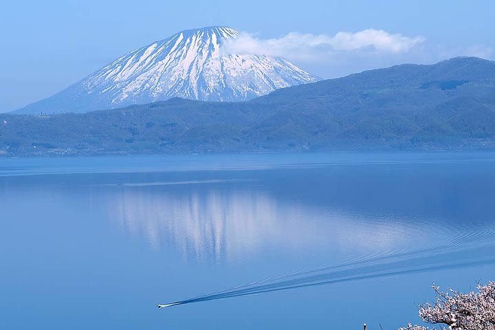 Lake Toya and Noboribetsu Hell Valley Day Tour image