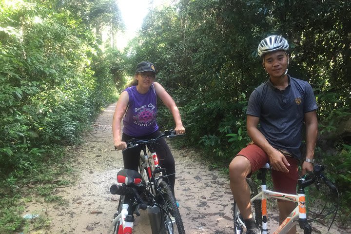 Full-Day Cycling Tour That Ing Hung and Bungva Lake  image