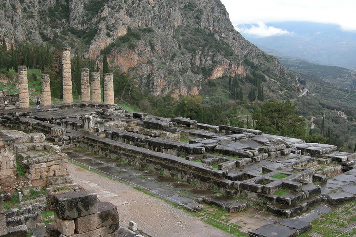 Delphi guided tour with transportation image