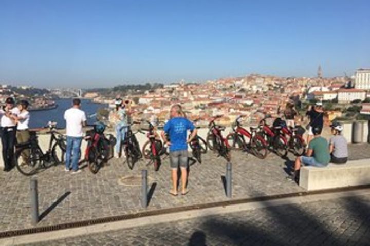 Porto: 3-Hour Old Town & Riverside Bike Tour - Guided Experience image