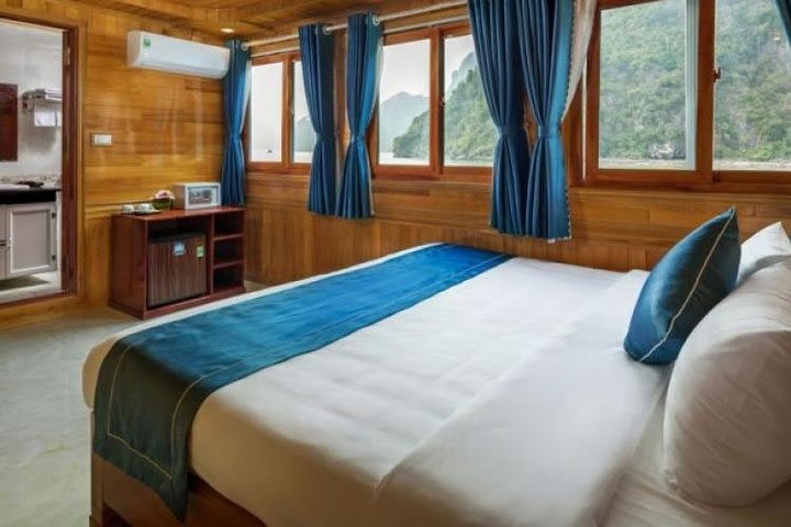 Halong Bay Cruise Overnight 2days - 1night on 4 star luxury Boat image