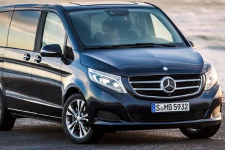 Private Chauffeured Minivan at Your Disposal in London for 4 Hours image