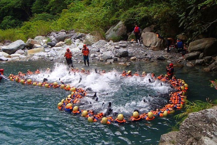 Hualien overnight accommodation + 24 hour car rental + (whale watching / river rafting / boating) three choices image