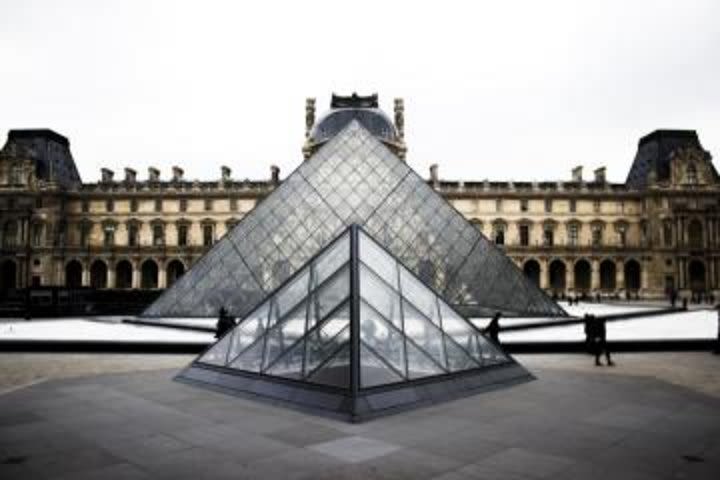 Paris Je T'aime: A Private Half Day Highlights Walking Tour image