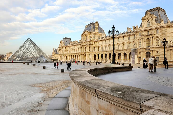 Louvre Masterpieces Group Tour with Skip-the-Line Entrance image