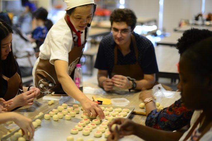 6-Hour Pineapple Cake DIY and Taipei Food Tour image