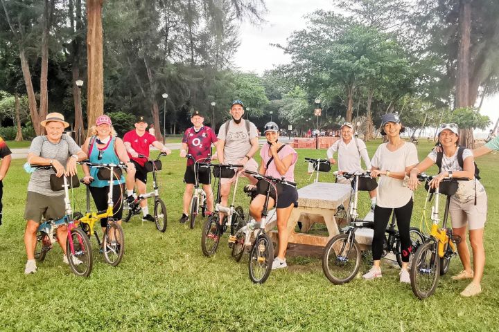 Historical Marina Bay & East Coast Bike Tour with Lunch image