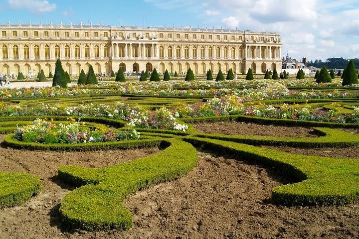 Versailles Guided Tour and Priority Access with Agency Pick up from Paris image