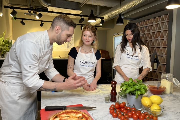 Gelato and pizza making class in downtown Milan image