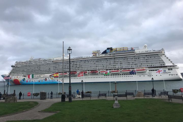 Giant's Causeway & Belfast Shore Excursion image