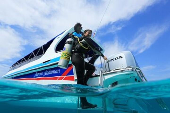 2 Hours Speed Boat & One Diving Stop & 7 min Parachute & Subwing - Hurghada image