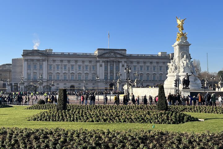 Royal Family and Changing of the Guard Walking Tour image