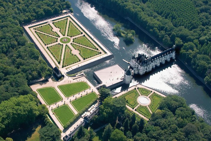 Day Tour of Chateaux of Chenonceau, Chambord & Caves Ambacia XVth century image