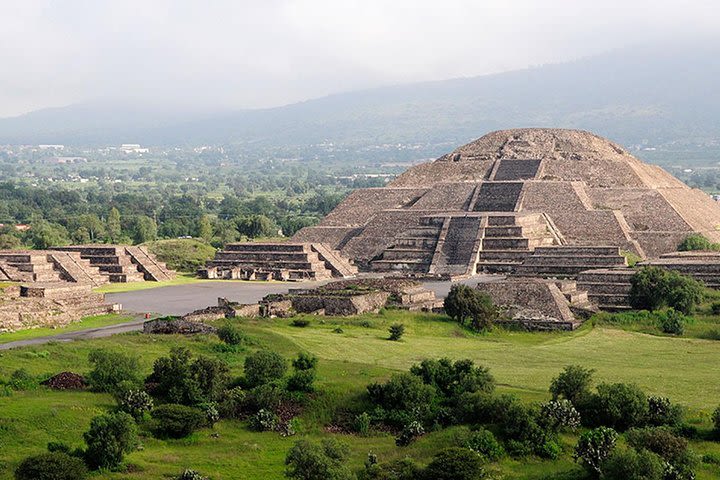 Tour to Teotihuacan Pyramids in the morning. Be the first to arrive! image