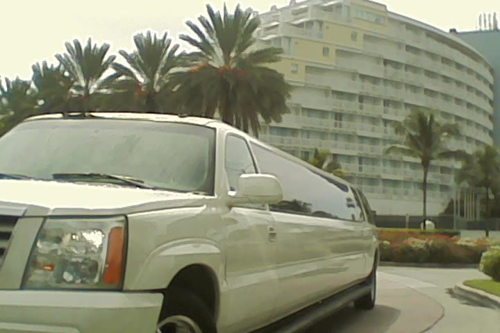 Shared Round-Trip Limousine Transfer to the Port Lucaya Market image