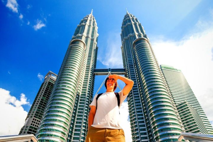 Kuala Lumpur Private Tour: Petronas & Batu Caves image