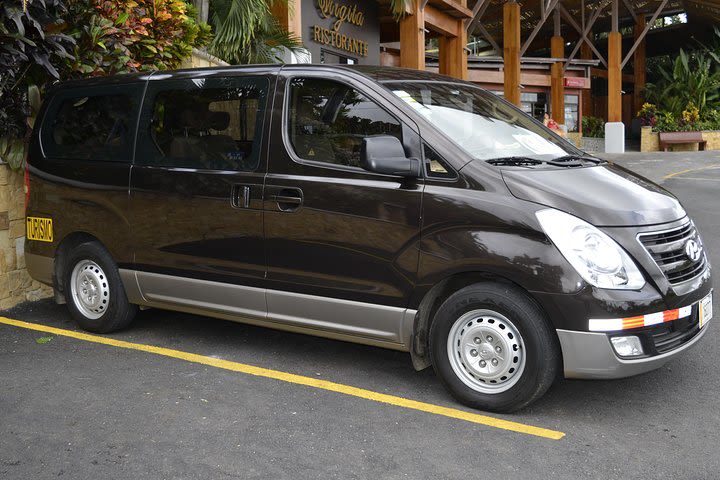 Luxury transfer to Manuel Antonio from San José image