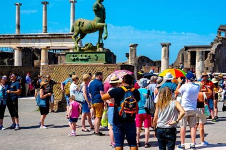 Pompeii 3 hours walking tour led by an Archaeologist image