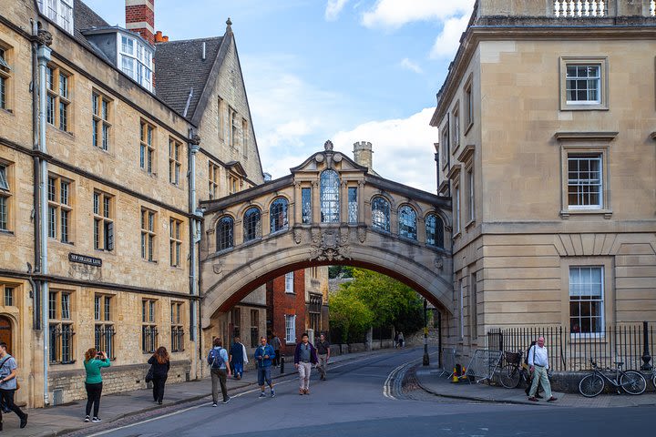 Social Distancing Specialised Oxford University Walking Tour With Student Guides image