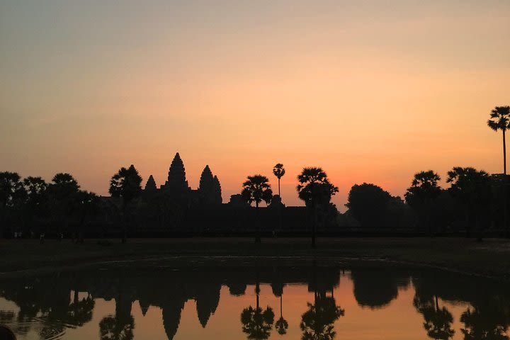 Siem Reap Angkor Sunrise Private tour by Bike  image