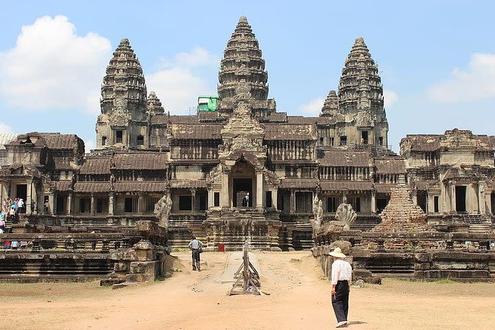 Half Day Private Splendour of Angkor Wat Cultural Tour image