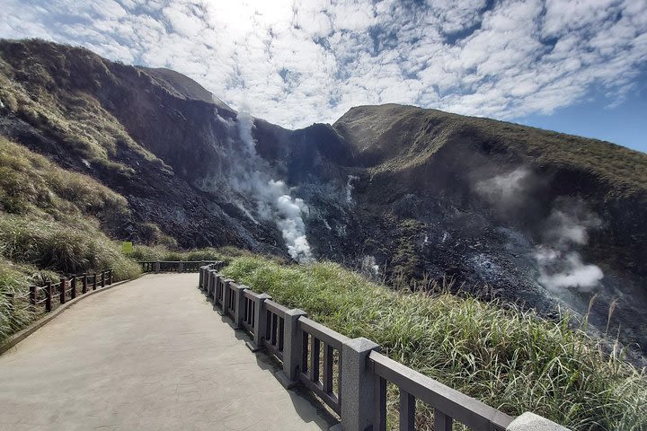 1-Day Yangmingshan Hiking Day Tour from Taipei image