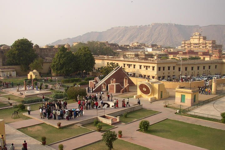 Skip the Line: Guided Tour To Jaipur 8 Attraction with E-Tickets  image