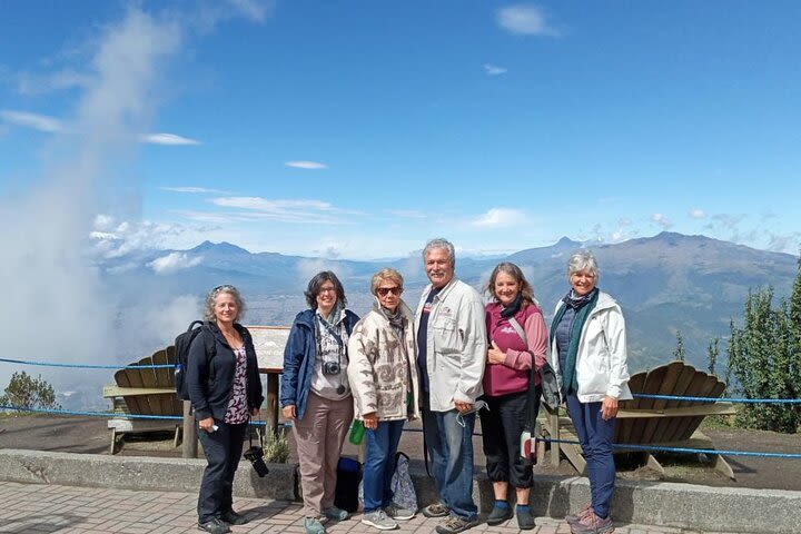 Quito Old Town Tour with Gondola Ride and Visit to the Equator image