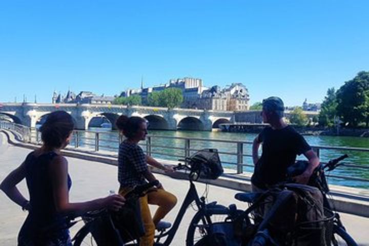 Bike Paris treasures with a live guide - Families & Friends  image