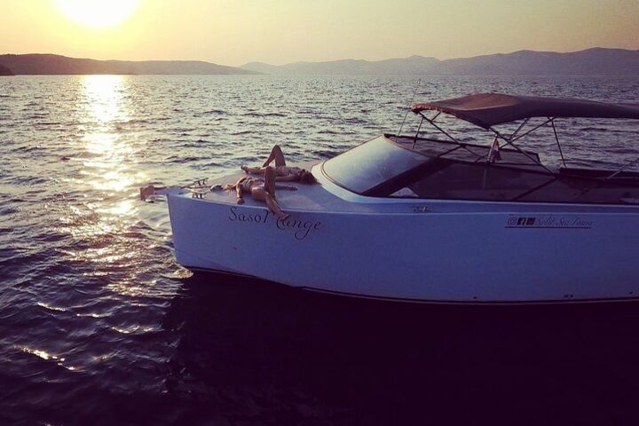 Luxury Powerboat sunset tour image