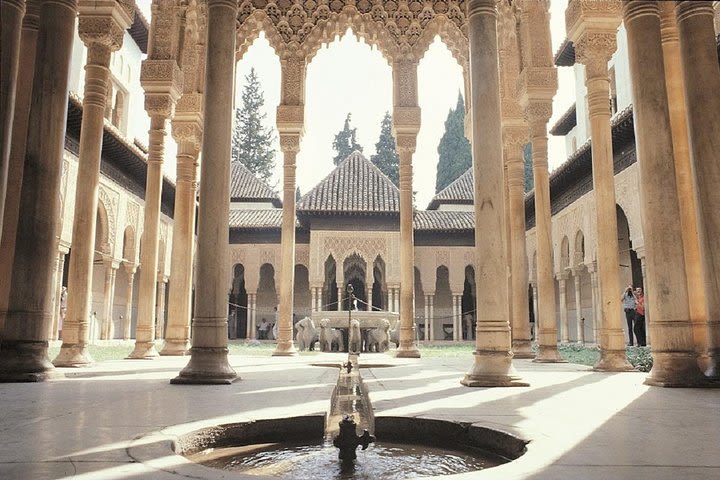 Gold Doubloons: The Alhambra and Palaces of the Albaicin Guided Tour image